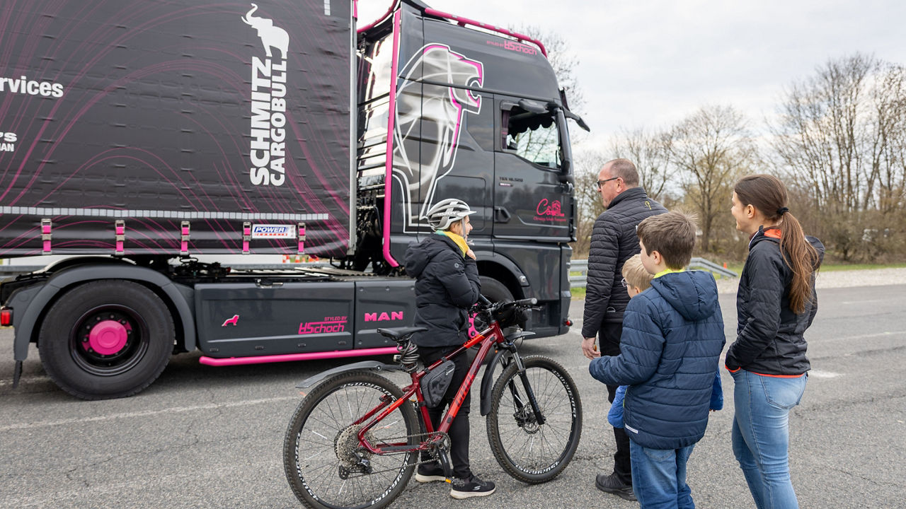Der Unterschied wird klar: Wie sieht man Radfahrer und Fußgänger in herkömmlichen Lkw-Spiegel.